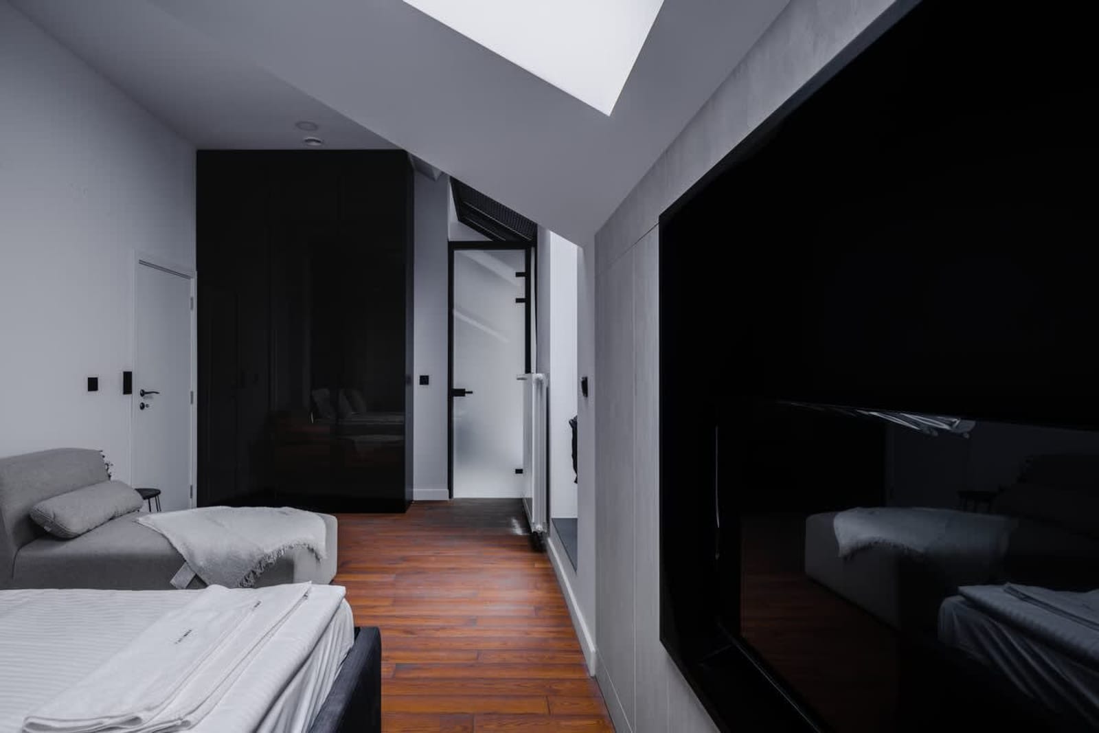 Exquisite Penthouse: Luxe Living with City Views - Photo 20