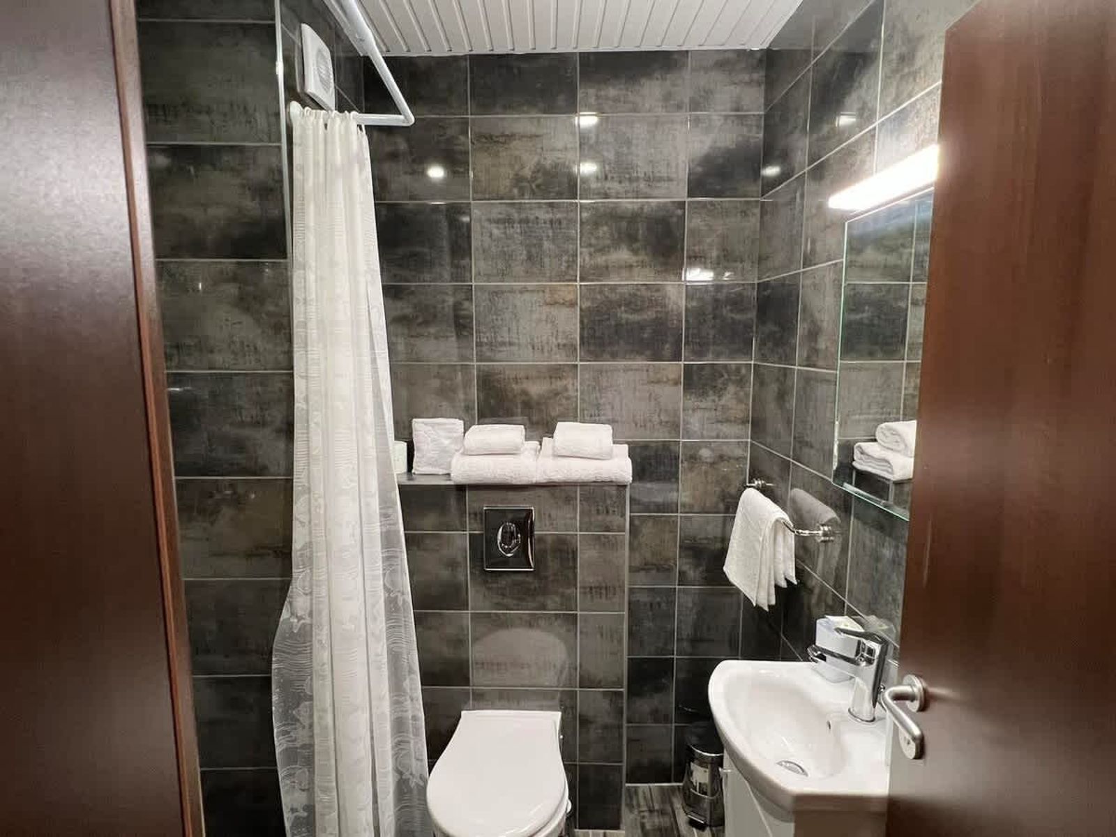 Апартамент Комфорт 2 близо до летището - Photo 14