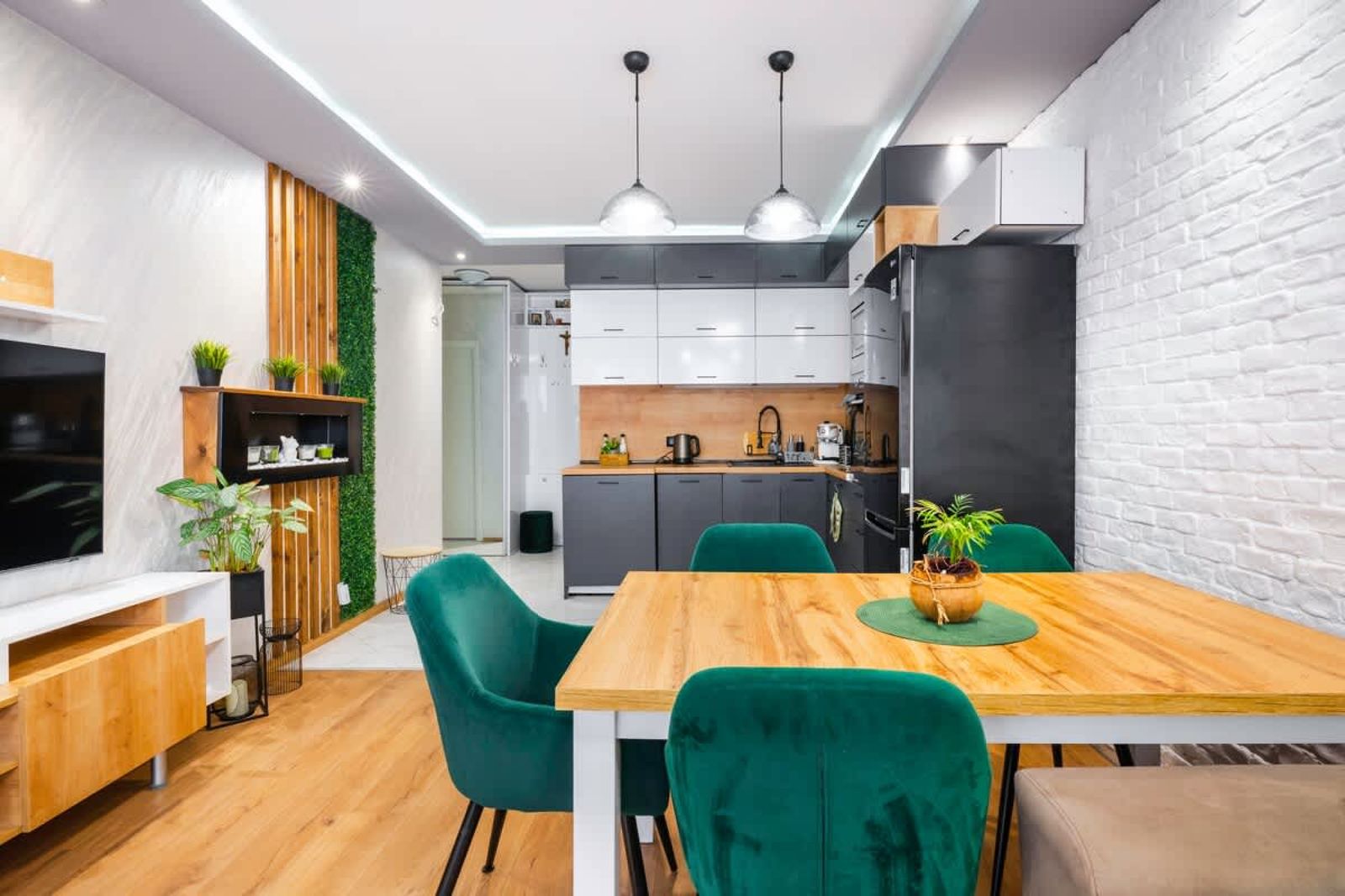 Feel Right at Home - Bright and Modern Apartment - Photo 8