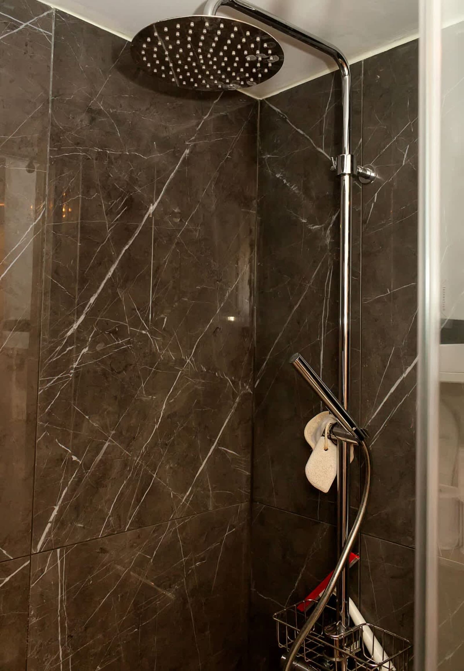 Bright &amp; Spacious Apartment with a Charming Balcon - Photo 20