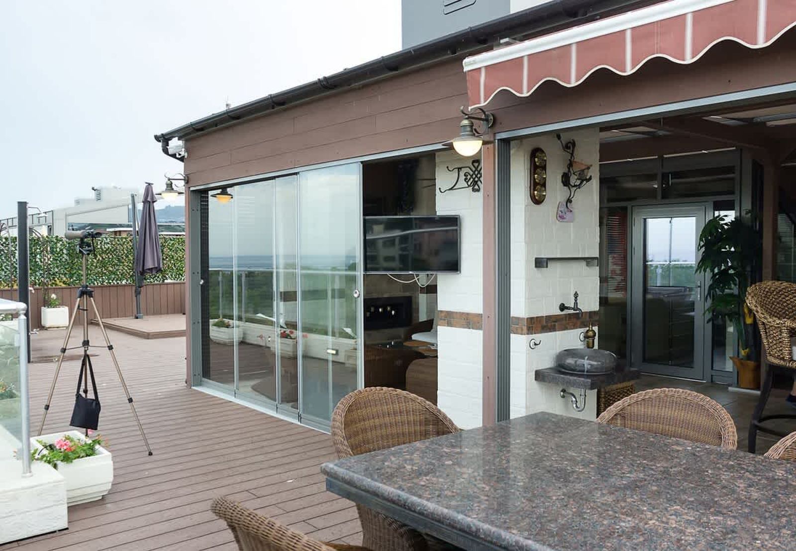 Under the Stars - Lux. Penthouse w/ POOL + Terrace - Photo 46