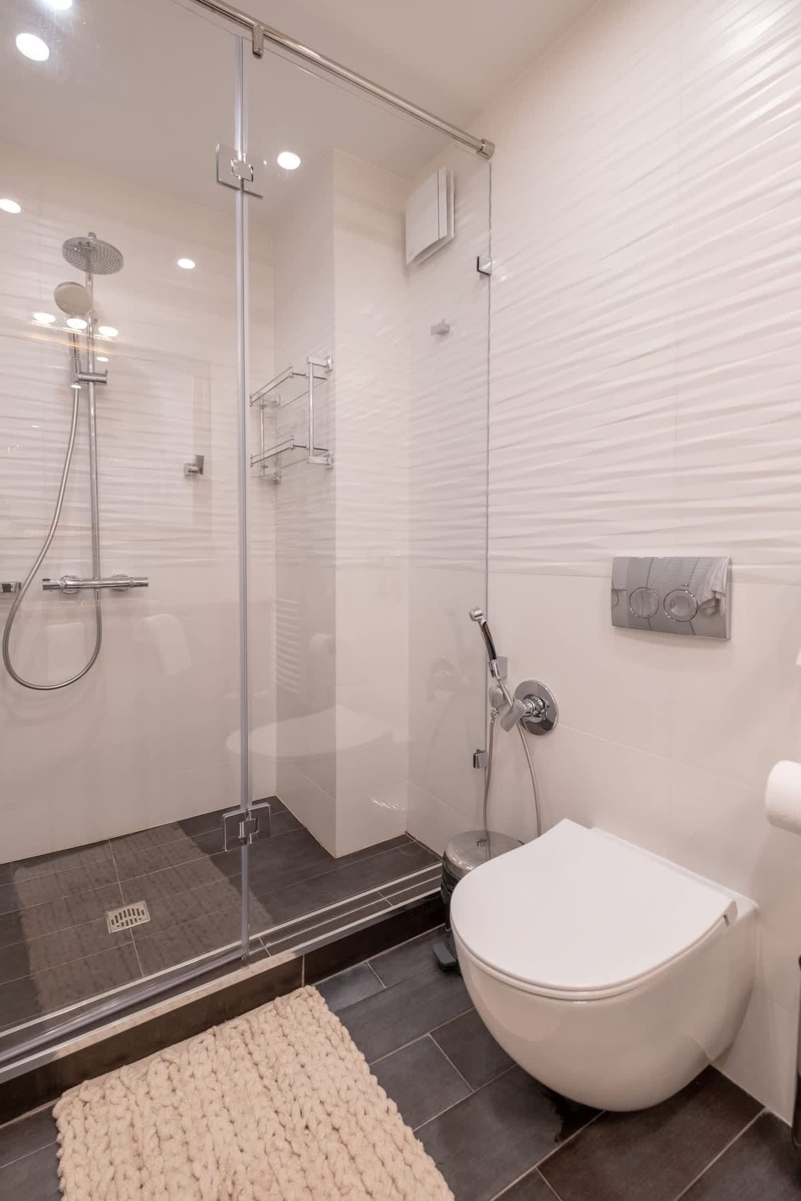 High-end Designer 2BR Aprt + Lift&amp;Balconies - Photo 42