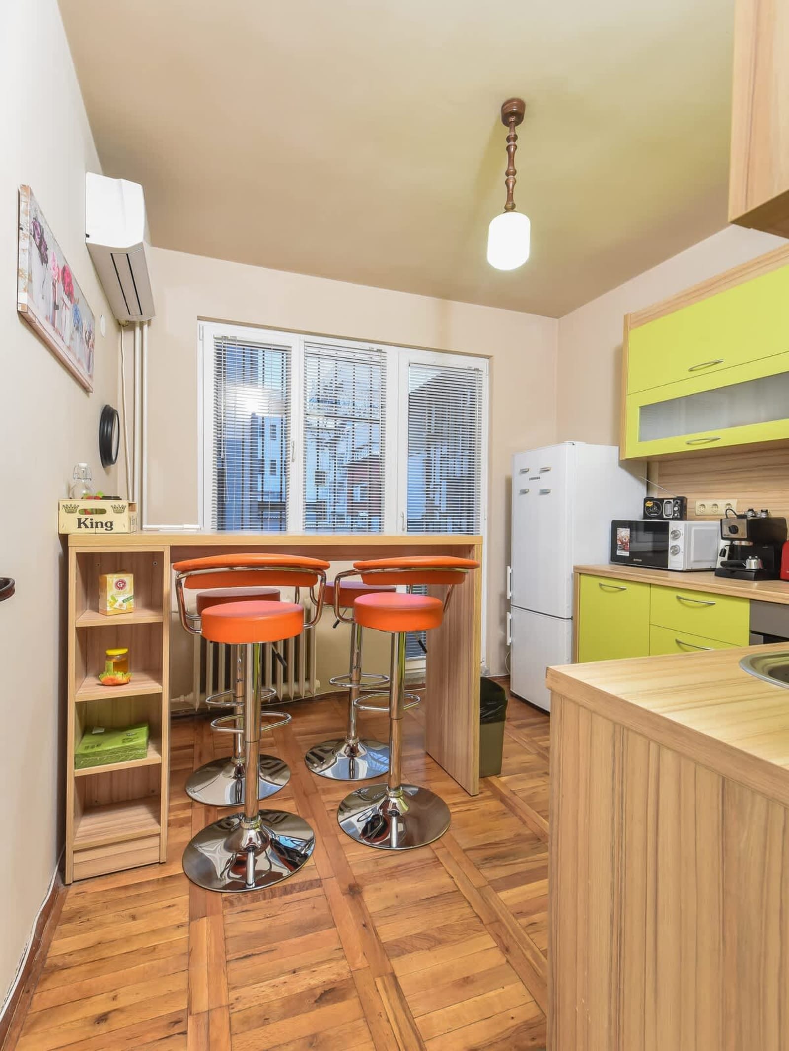 Vintage Spot - Colorful One-Bedroom Apartment - Photo 12