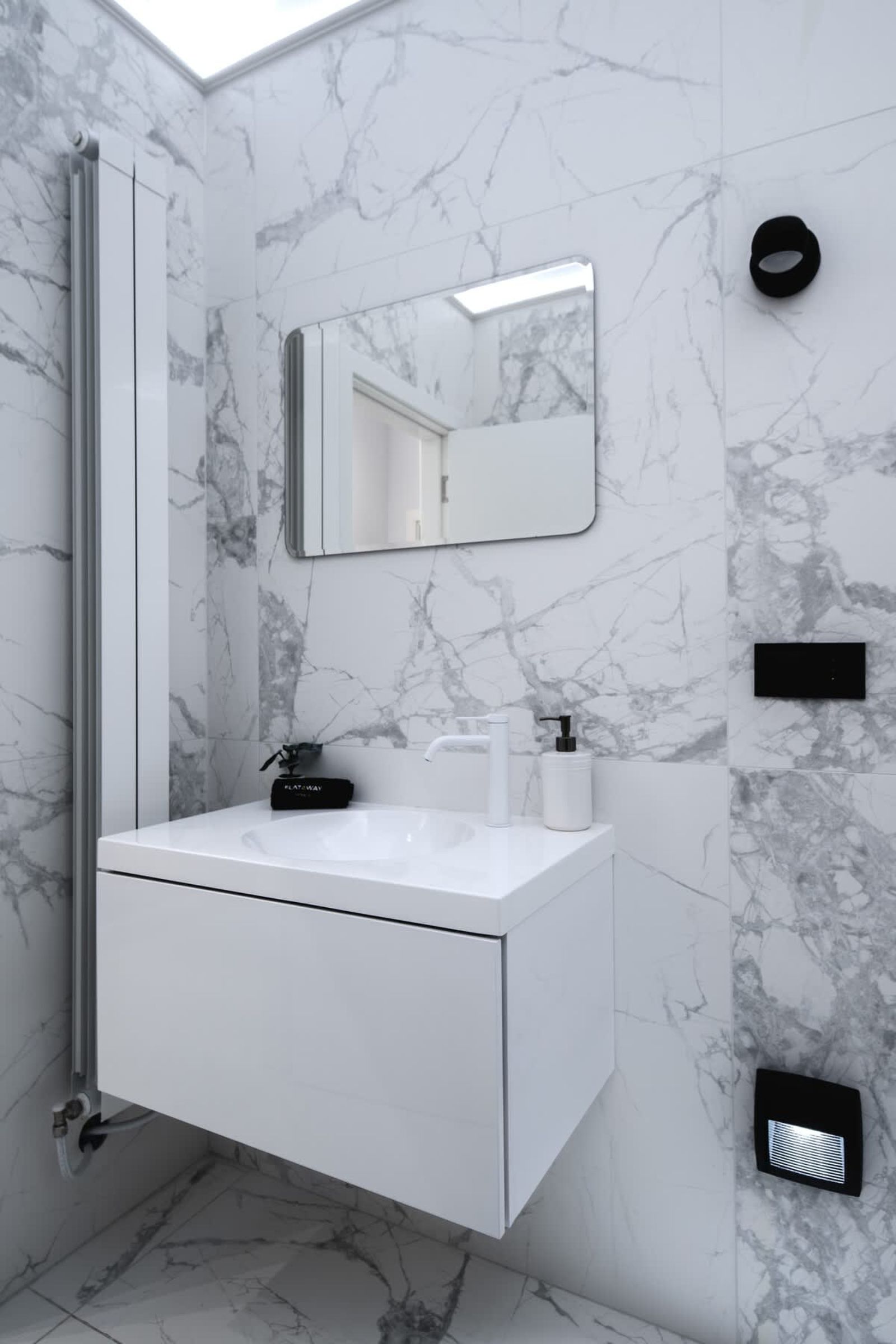 Exquisite Penthouse: Luxe Living with City Views - Photo 37