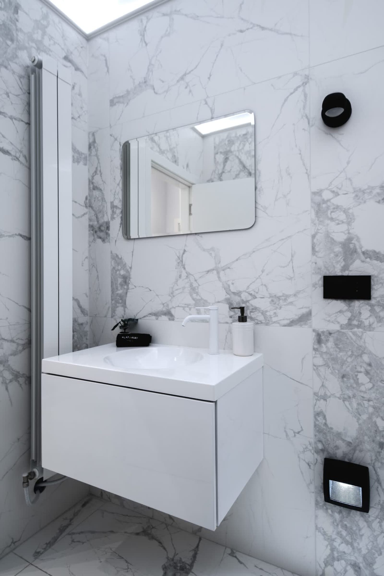 Exquisite Penthouse: Luxe Living with City Views - Photo 37