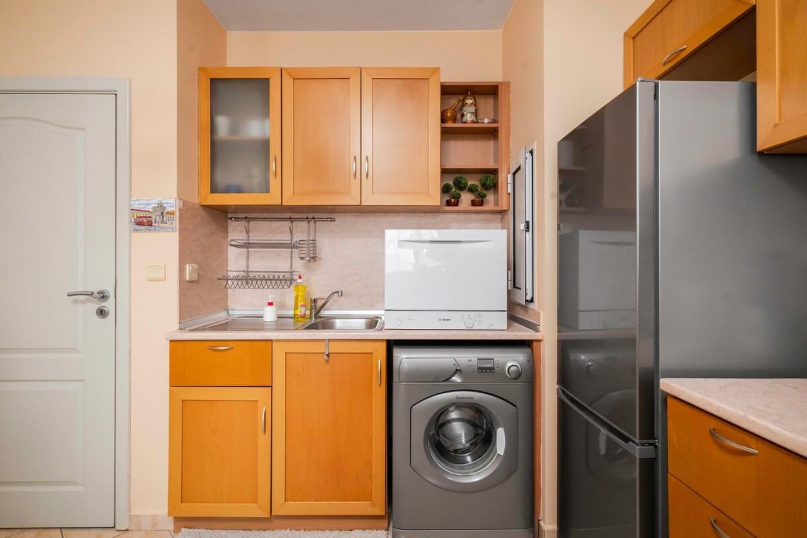 City Haven: Expansive Apartment in Prime Location - Photo 10