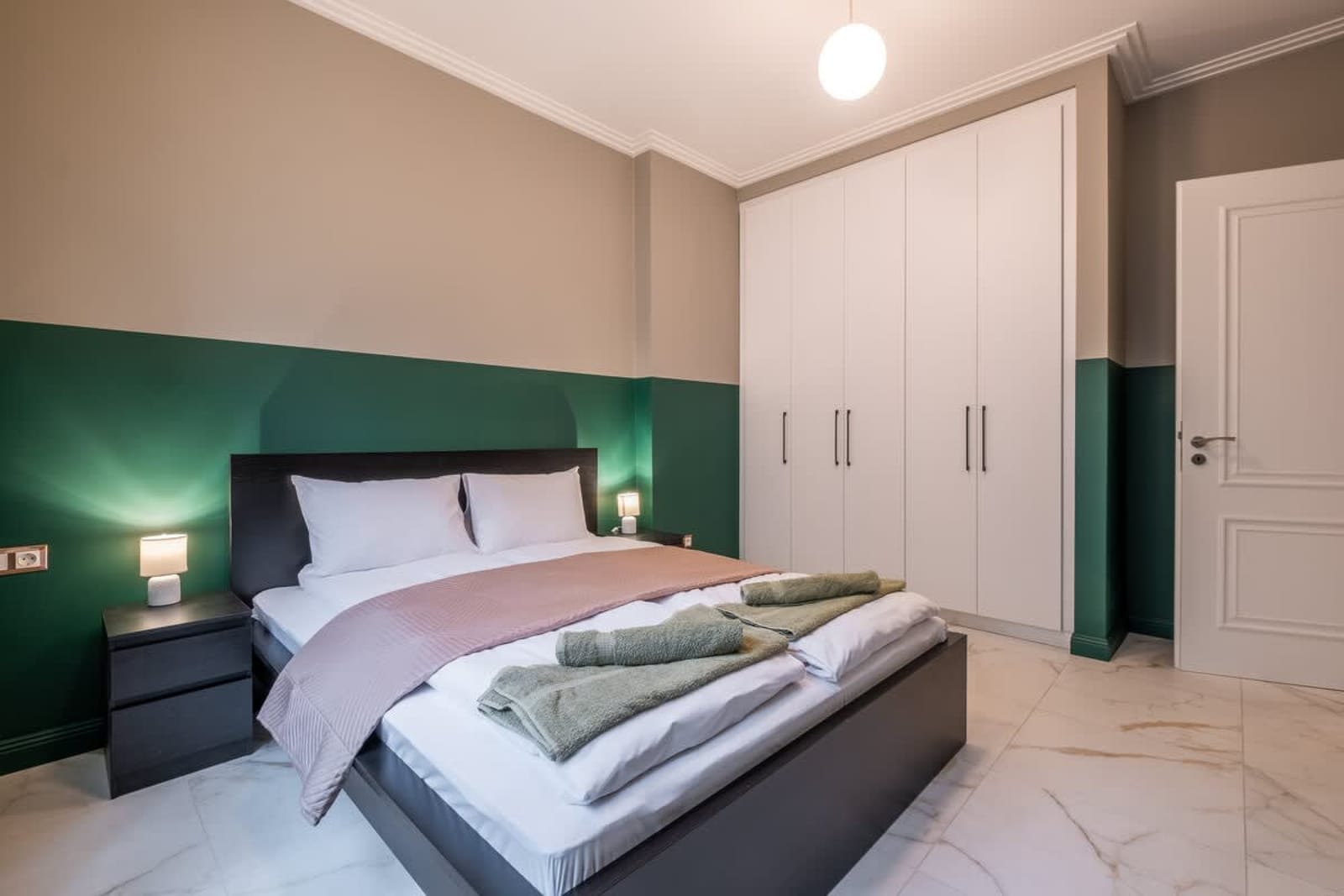 Sofia’s Classy Blu -2 Bedrooms - Photo 3