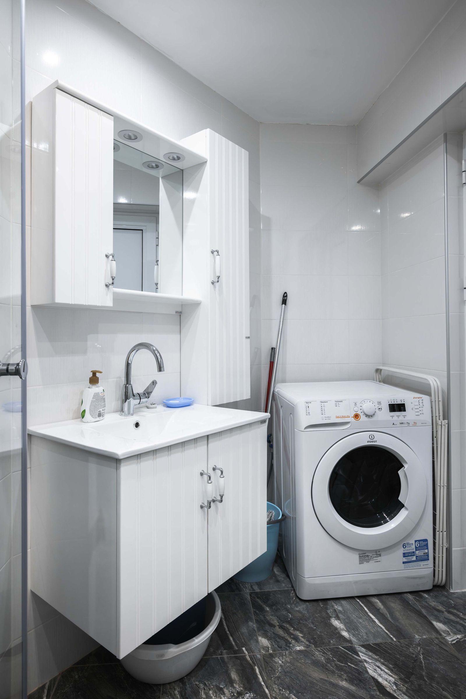 Sunny &amp; Modern 1BD Apartment - Photo 27