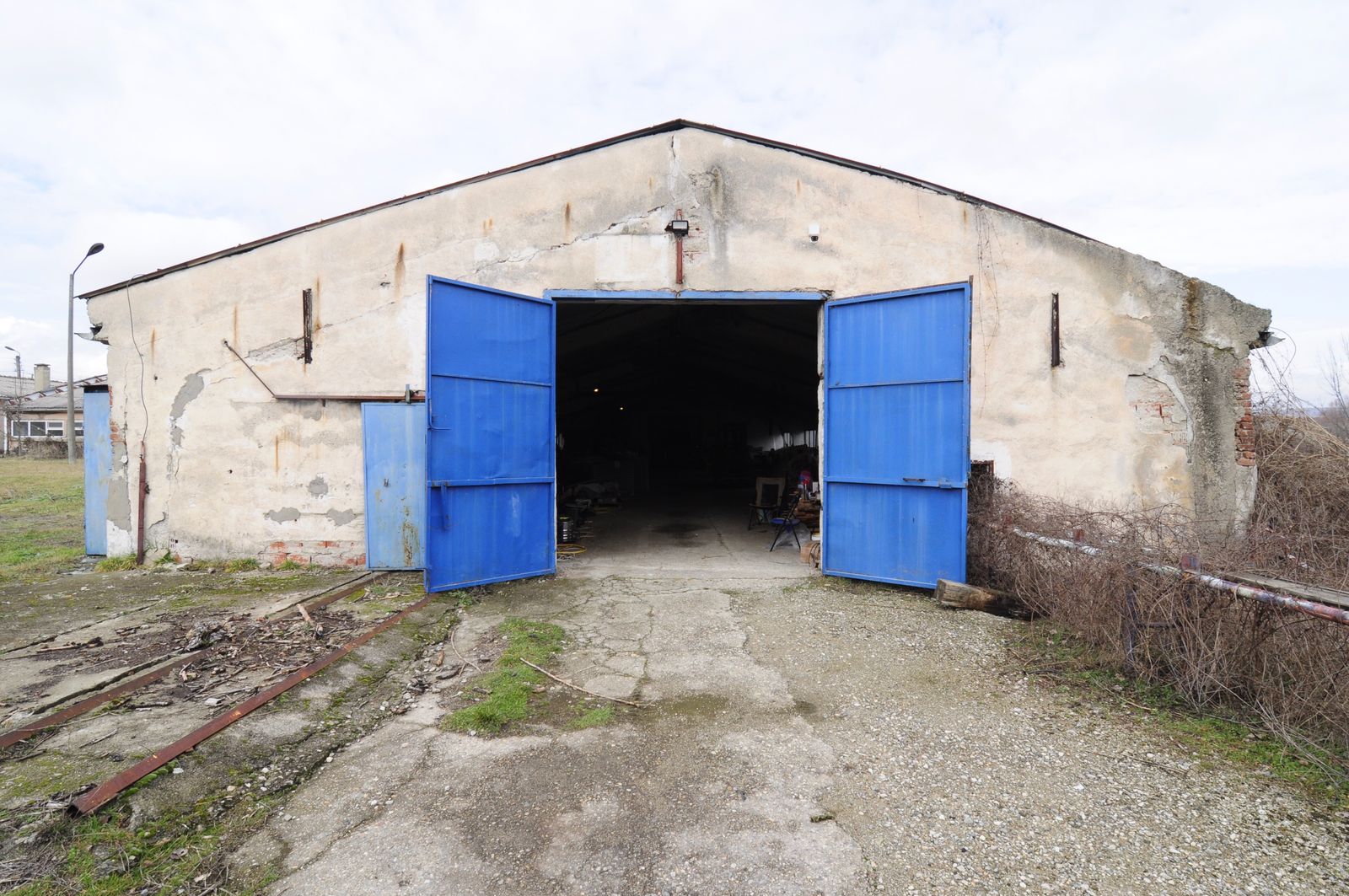 Industrial building - woodworking/carpentry shop, old cow barns - former collective farm from the socialist regime - Photo 9