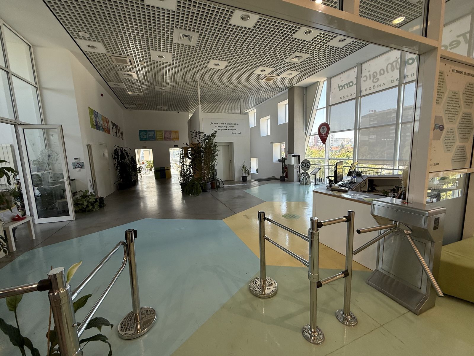 A science Museum with modern interior - Photo 34