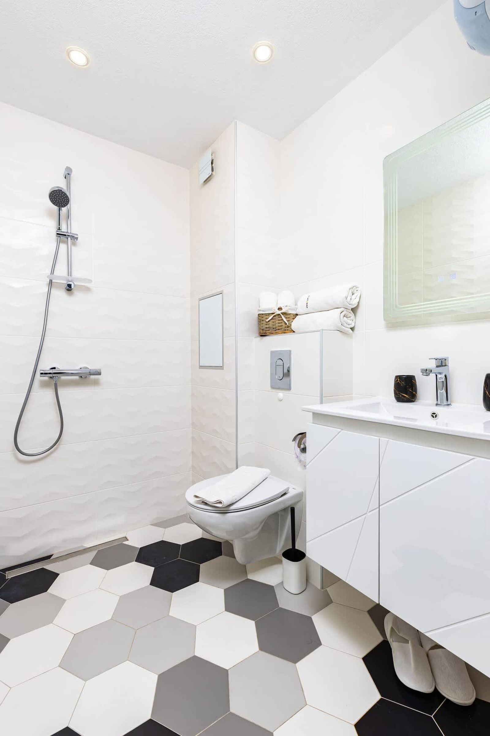 Bright Windowed Studio 10 mins to the City Centre - Photo 8