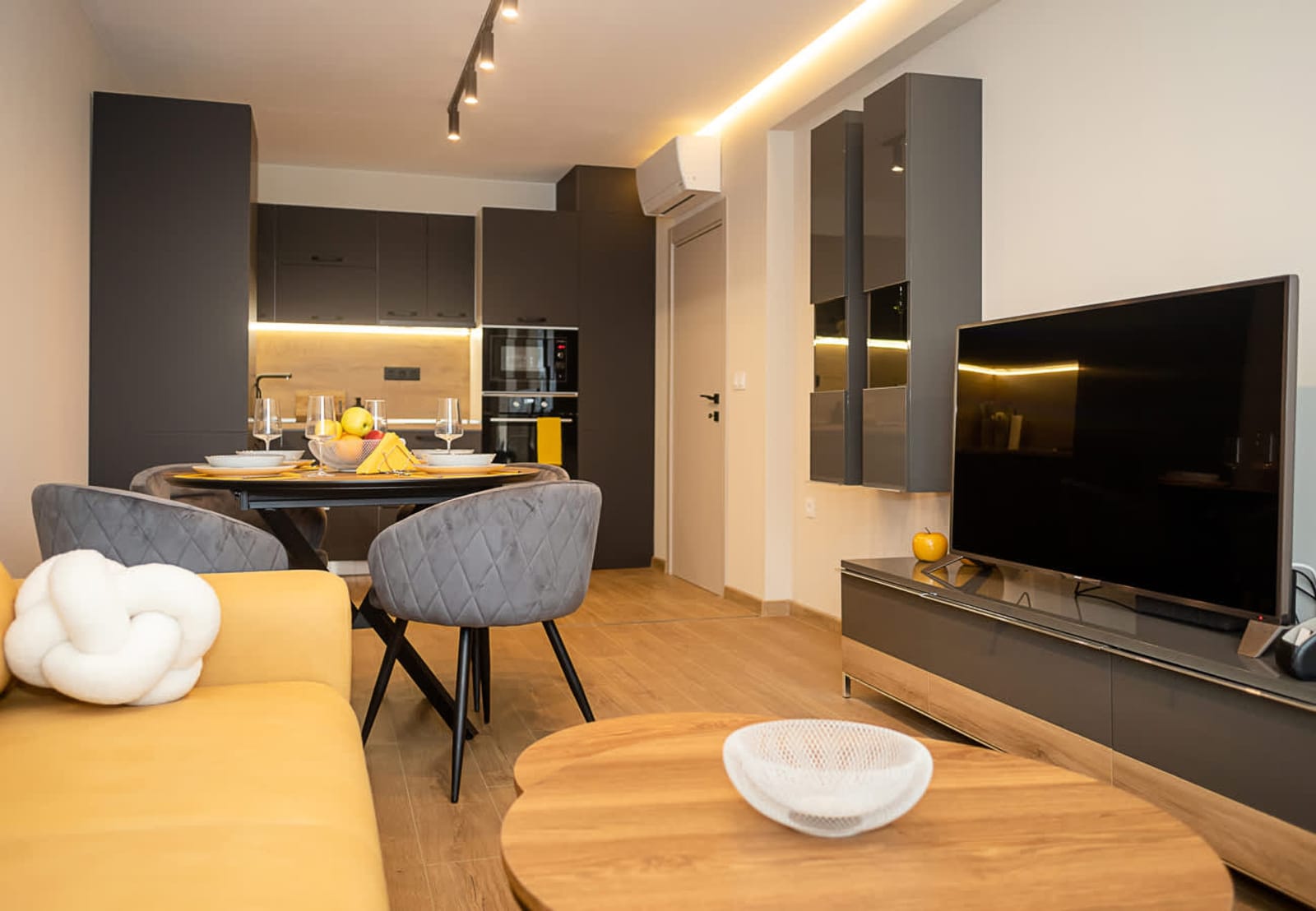 Cozy 1-Bedroom with Sea View &amp; Parking - Photo 8