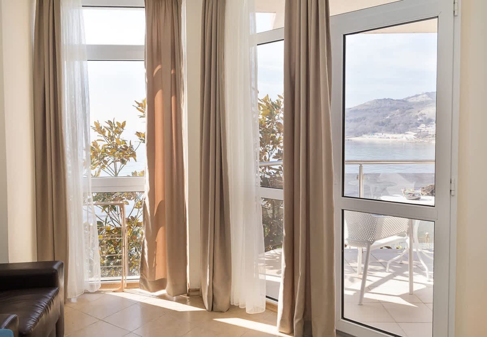 Seaside Bliss: Elegant 1BD with Stunning View - Photo 8