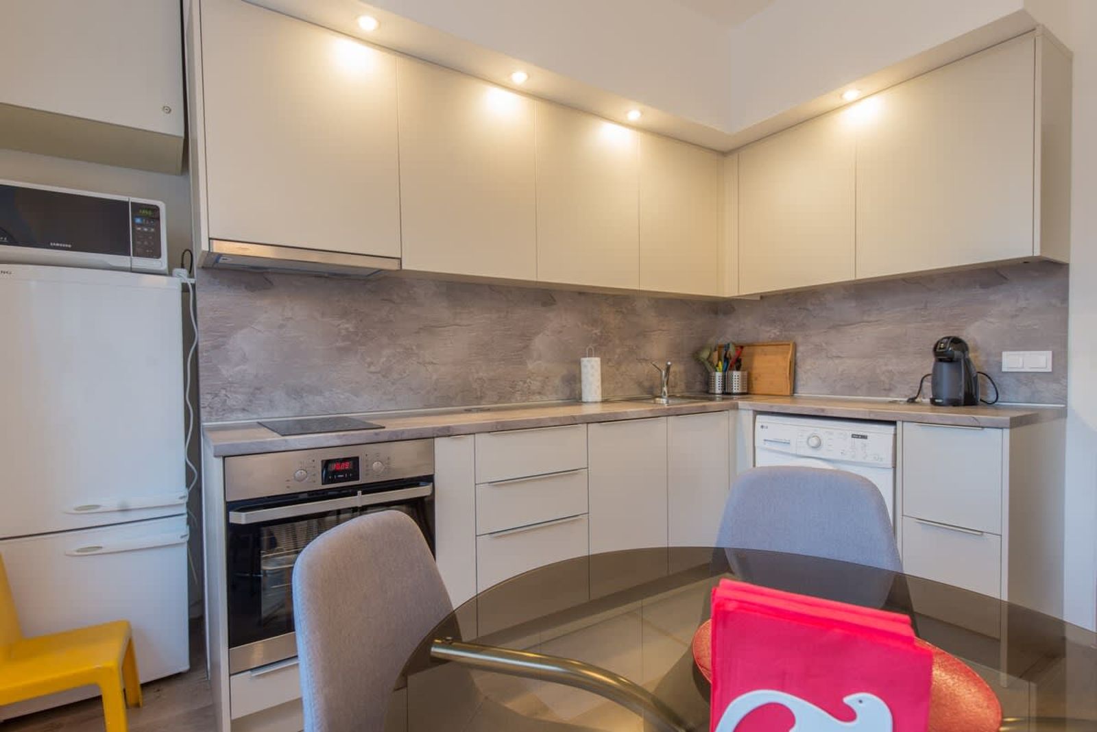 CHIC and Spacious Apartment in Central Sofia - Photo 18