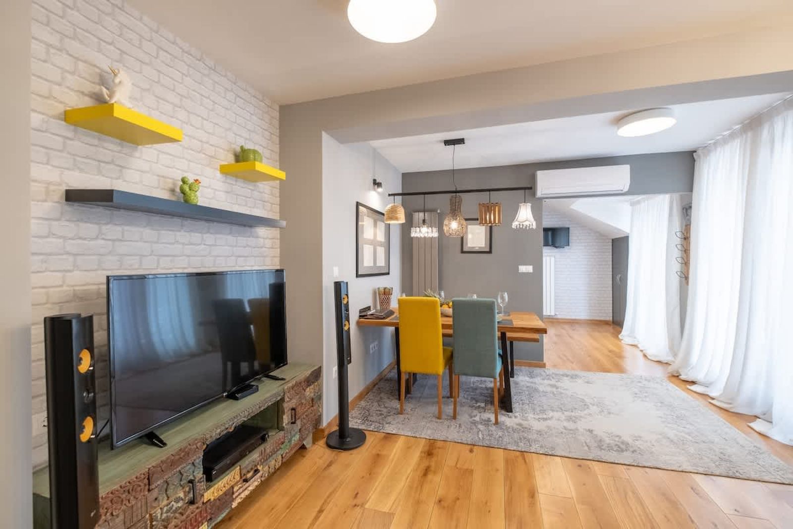 High-end Designer 2BR Aprt + Lift&amp;Balconies - Photo 6