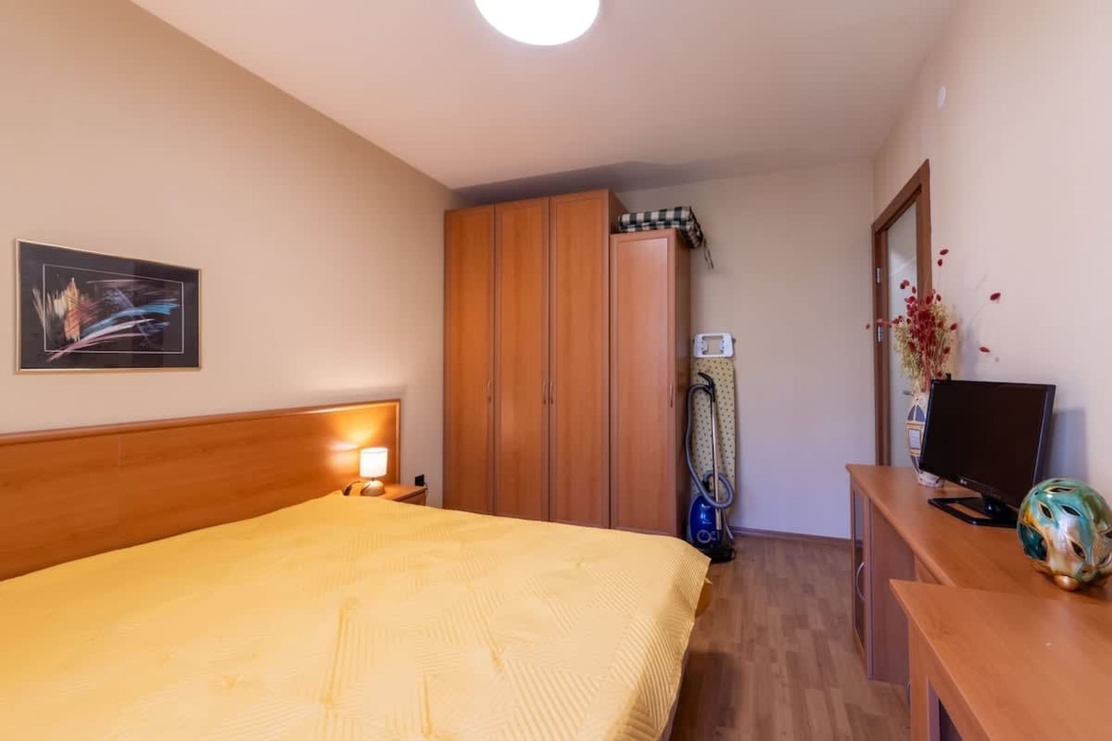 Golden Sands: 1BD Retreat with Free Parking Space - Photo 8