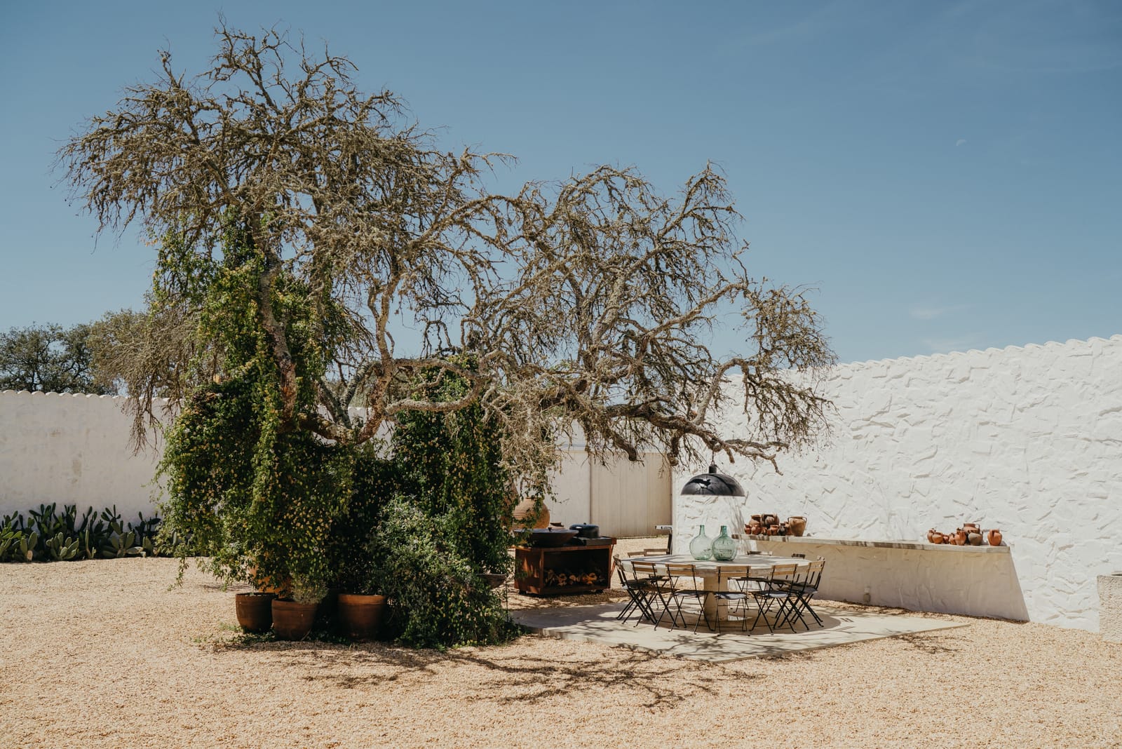 Casa da Volta — Contemporary Walled Villa with Courtyards &amp; Exceptional Natural Light - Photo 35