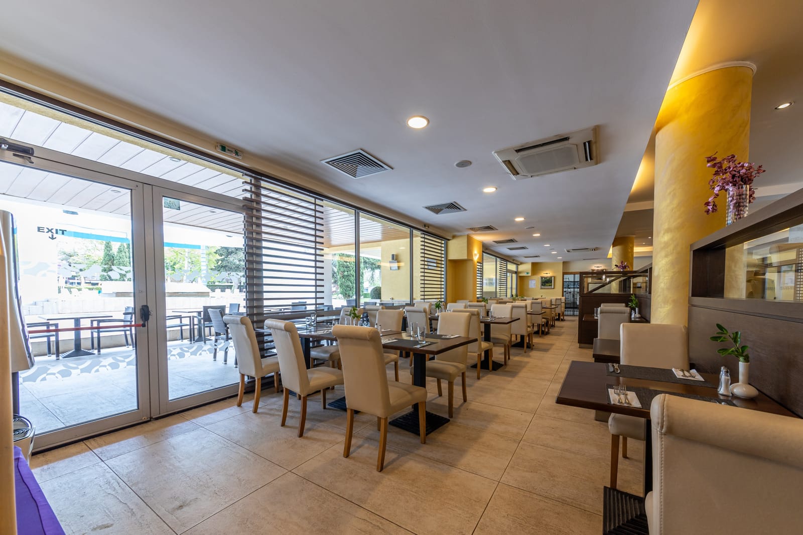 Modern Restaurant in the Flamingo Grand Hotel - Photo 10