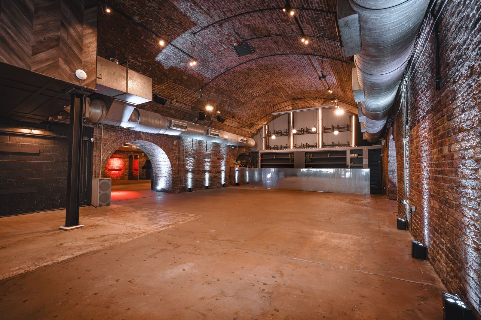 Three Railway Arch Industrial Venue with a Courtyard in Shoreditch - Photo 2
