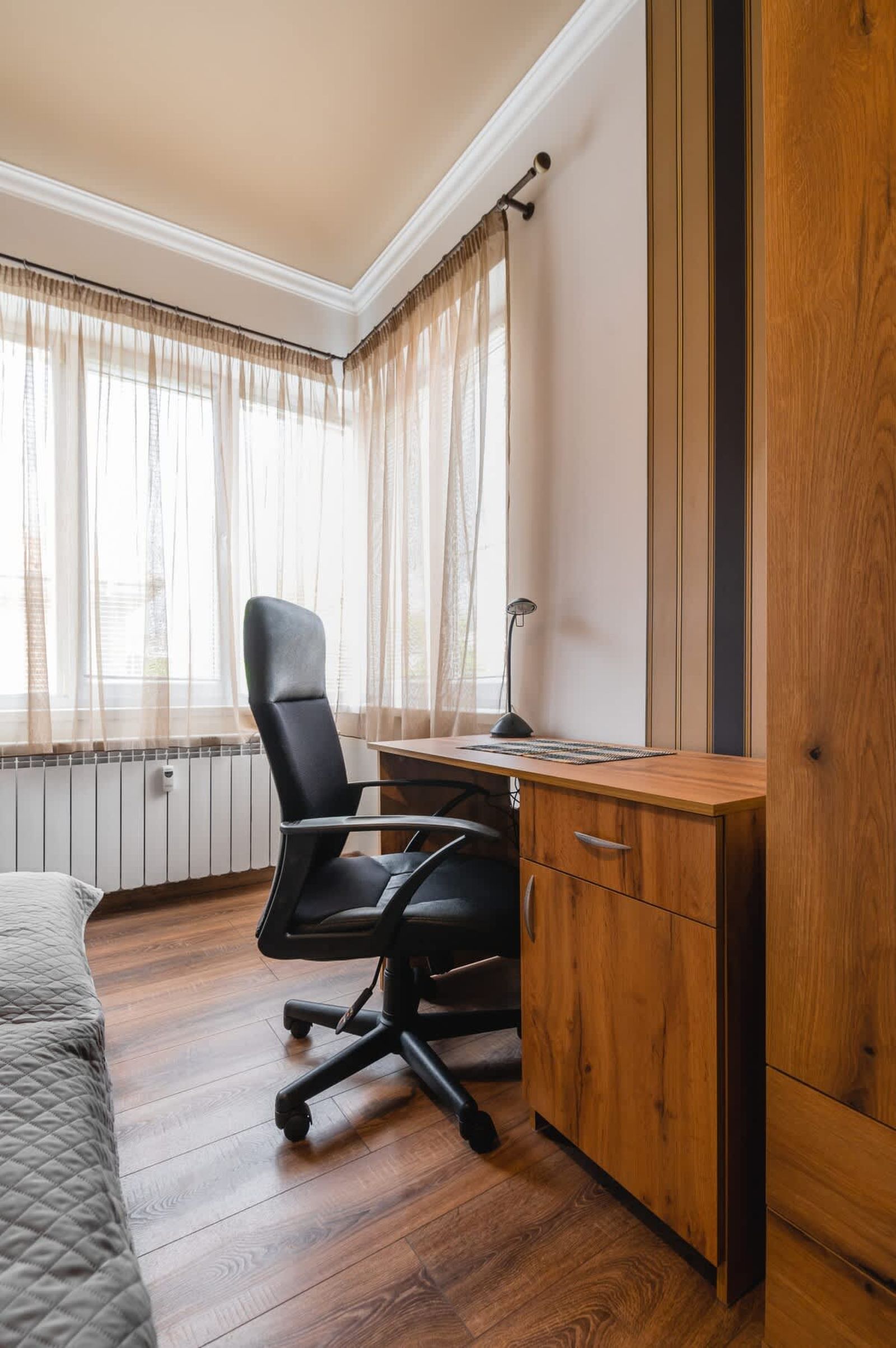 Eagles' Bridge ~ 1BD flat with desk - Photo 9