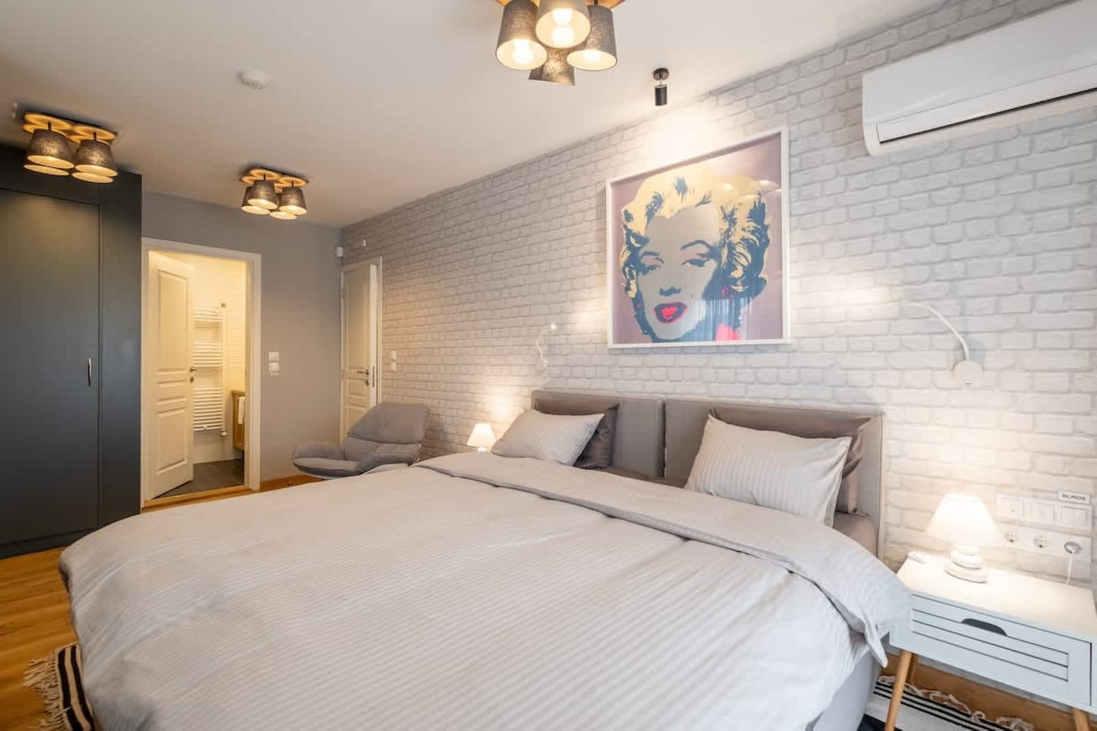 High-end Designer 2BR Aprt + Lift&amp;Balconies - Photo 34