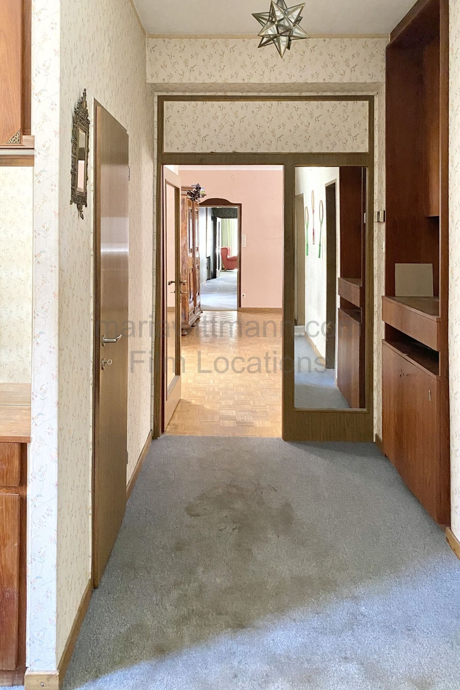 Period Apartment with Vintage Interior and Floral Motifs - Photo 11