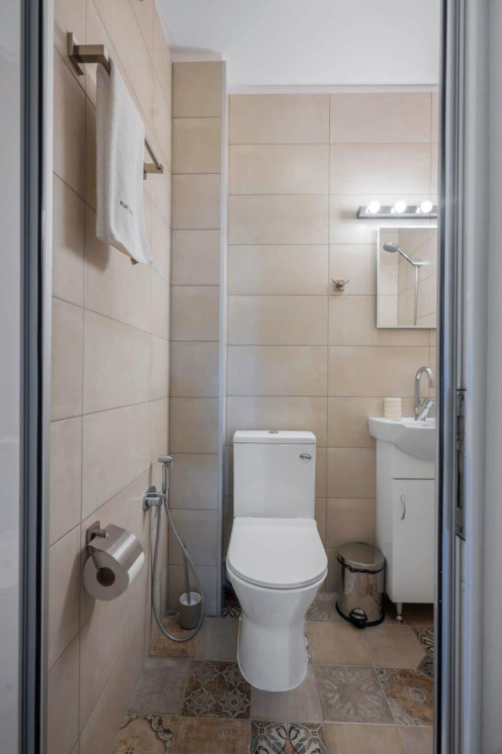 Charming &amp; Cozy 2BD Apartment with Natural Light - Photo 23