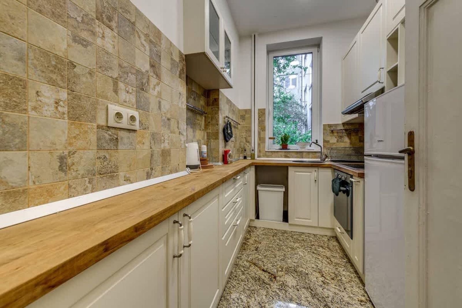 Classic Charm ~ 2BD Central Apartment - Photo 2