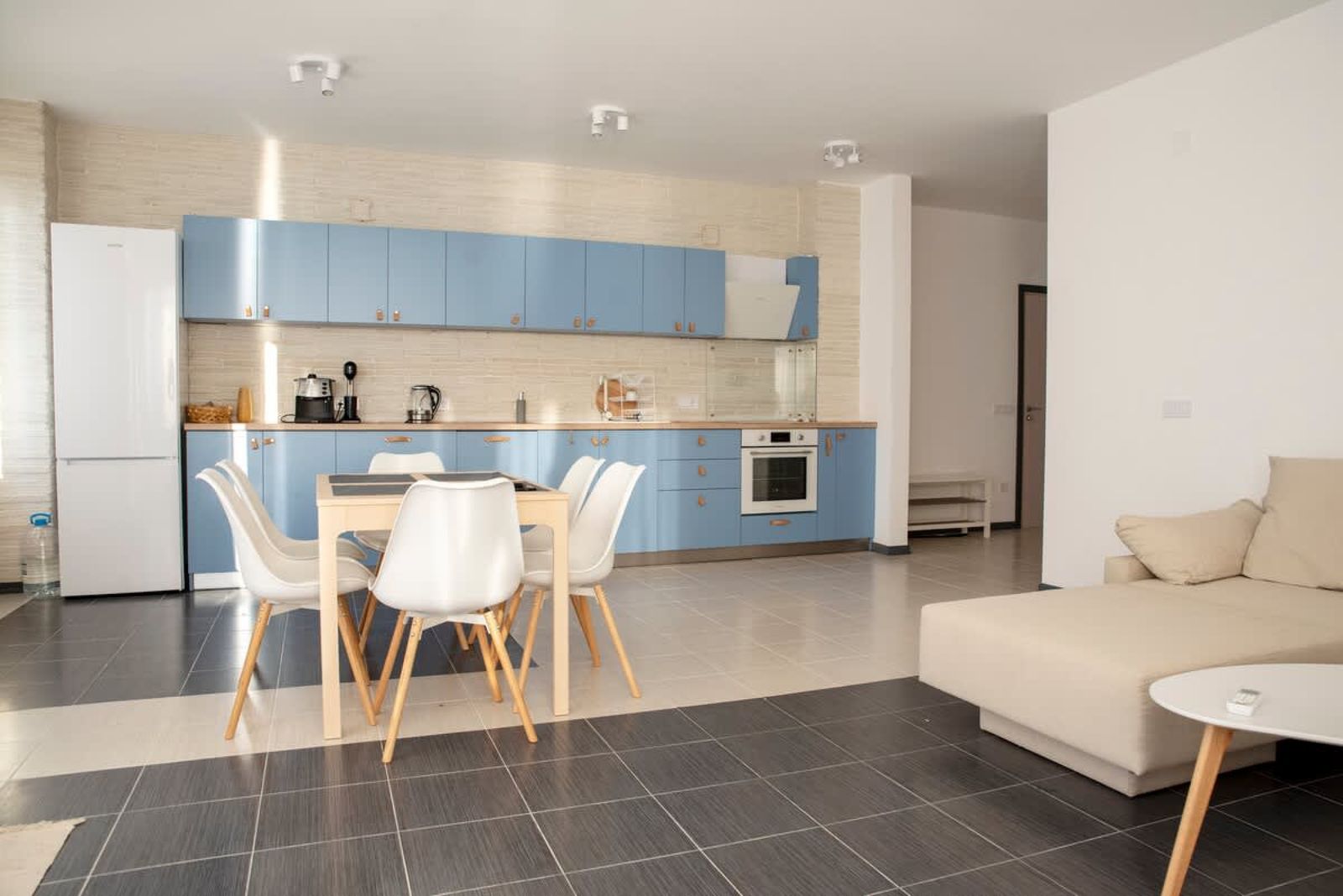 Spacious 3BD flat with Parking and Sea View - Photo 10