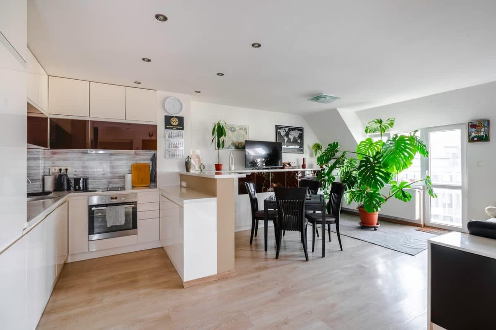 Spacious 2BD Flat with Secure Free Parking - Cover Photo