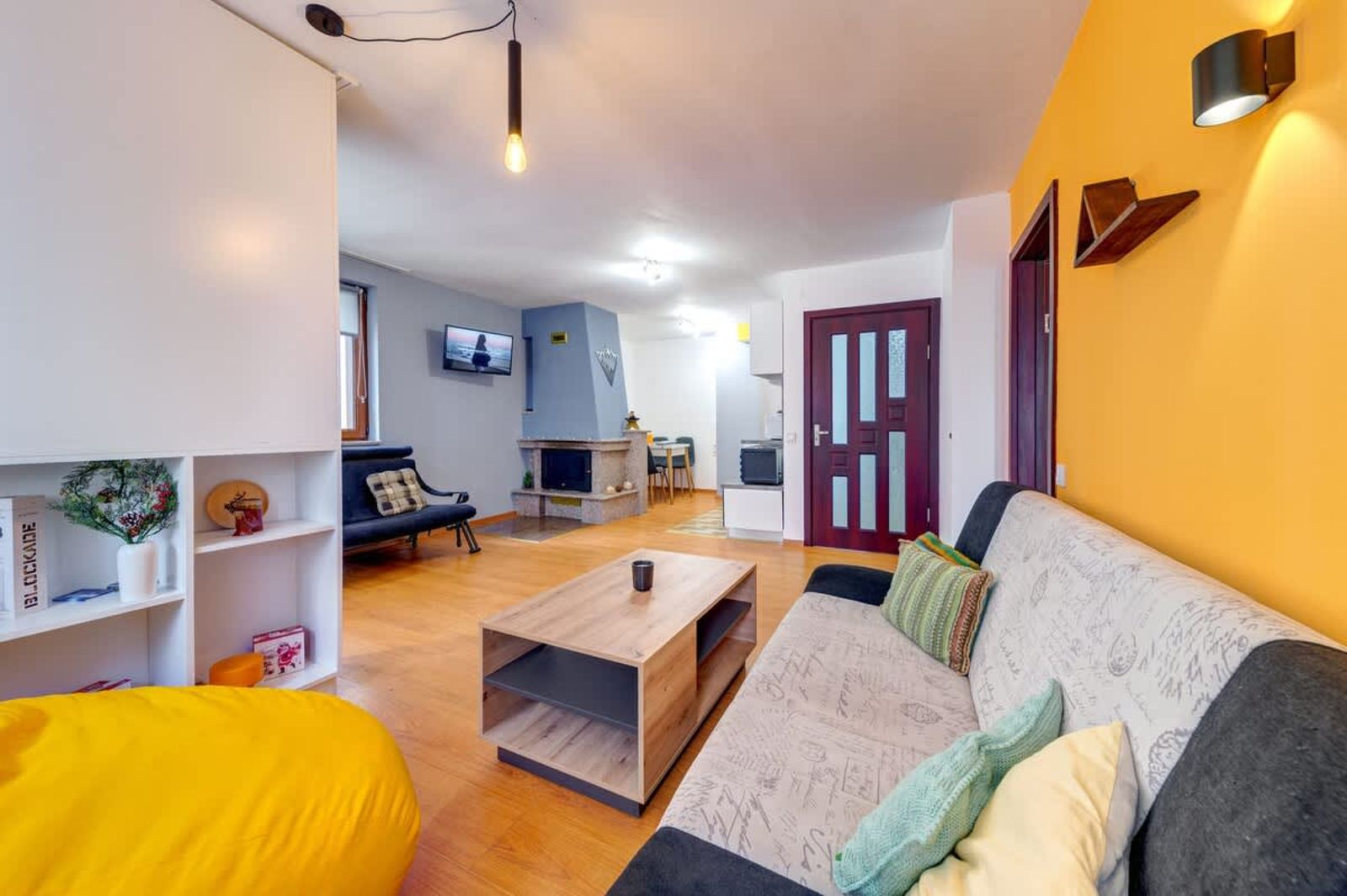 Colorful Retreat  1BD next to the slopes - Photo 16