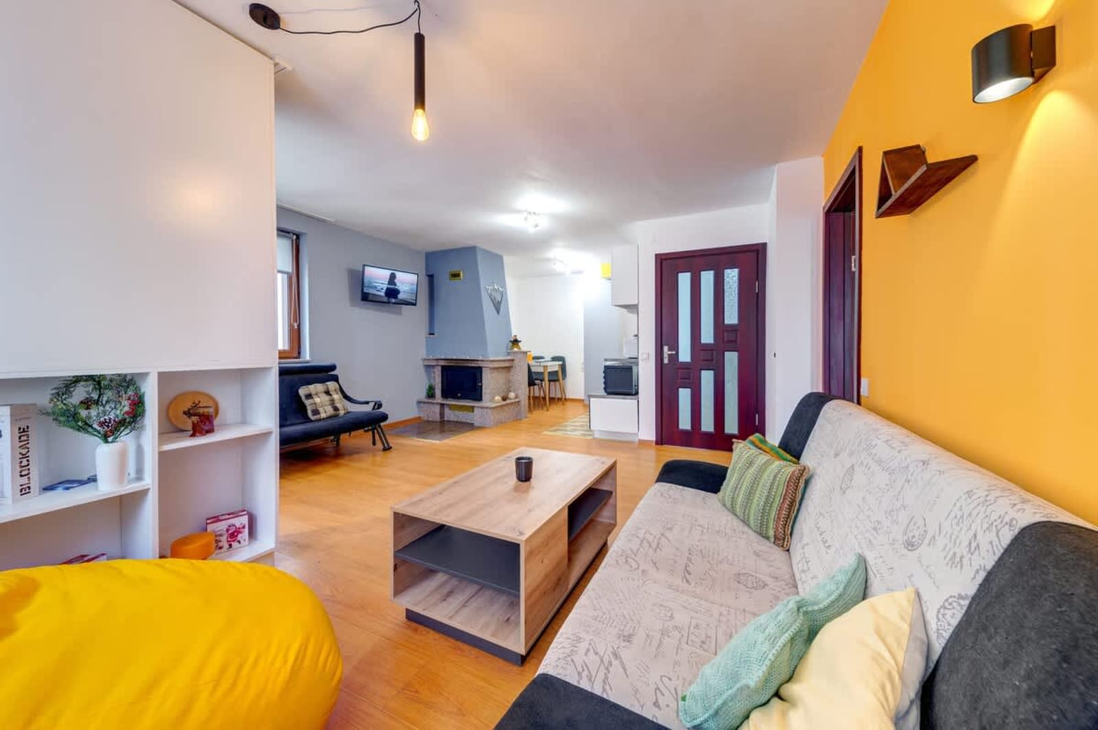 Colorful Retreat  1BD next to the slopes - Photo 16