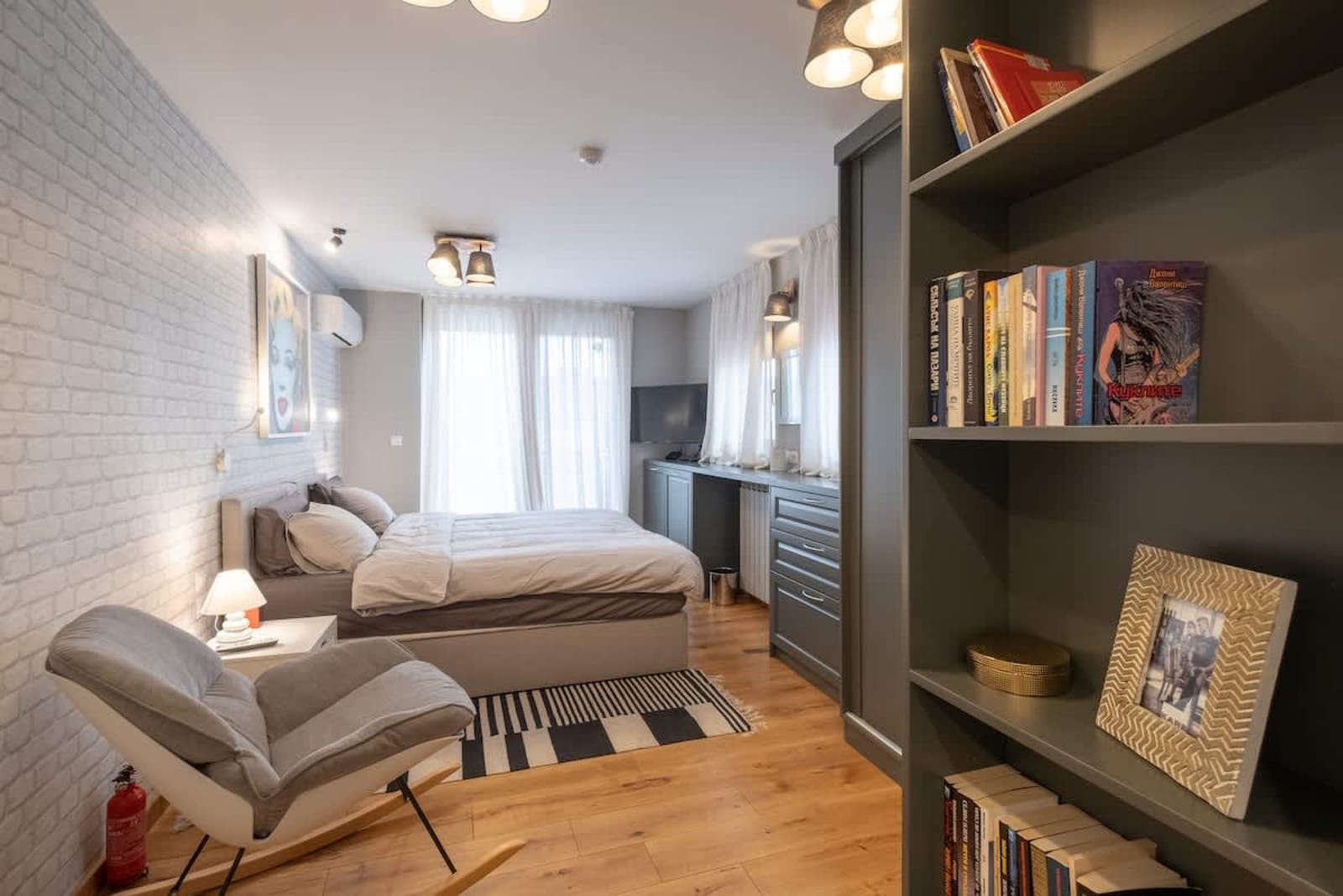 High-end Designer 2BR Aprt + Lift&amp;Balconies - Photo 35