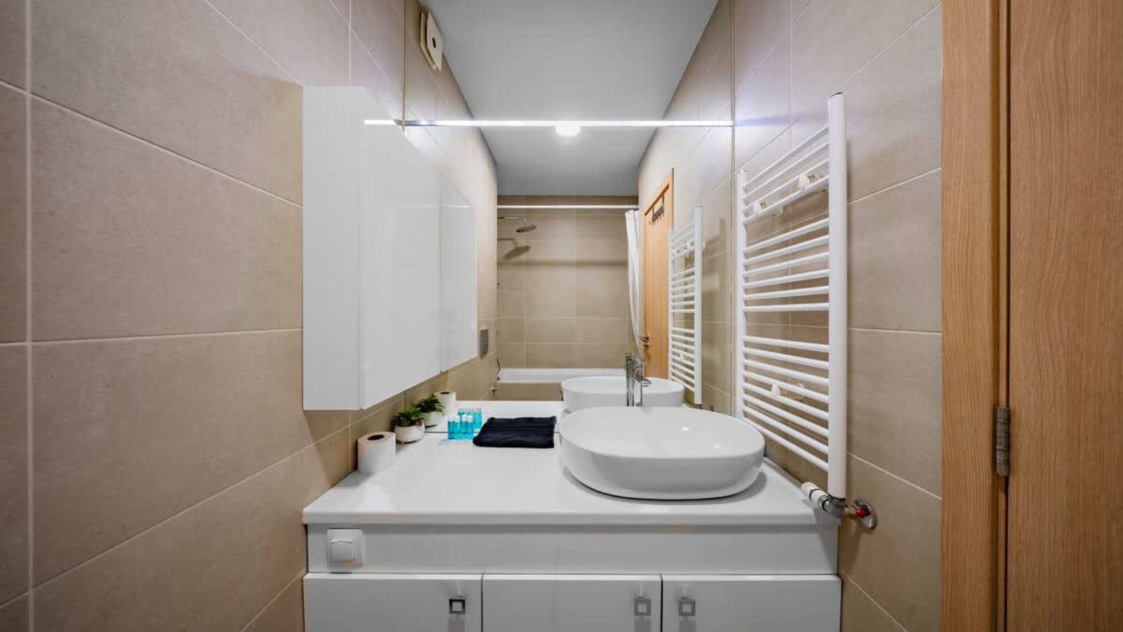 Modern &amp; Spacious Stay - Photo 19