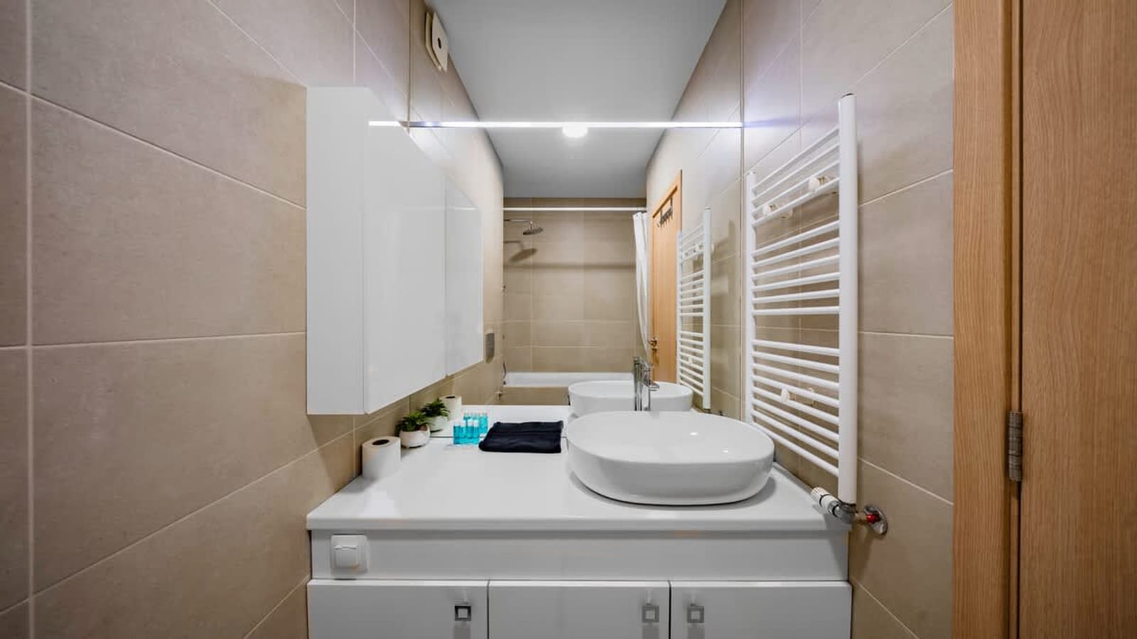 Modern &amp; Spacious Stay - Photo 19