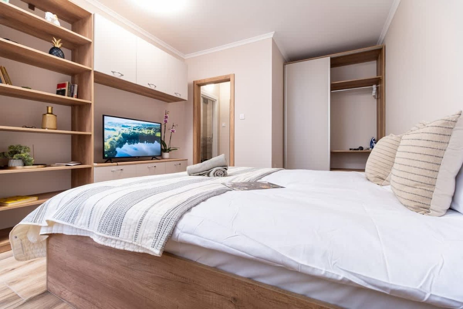 City Center Perfect: Studio Apartment - Photo 2