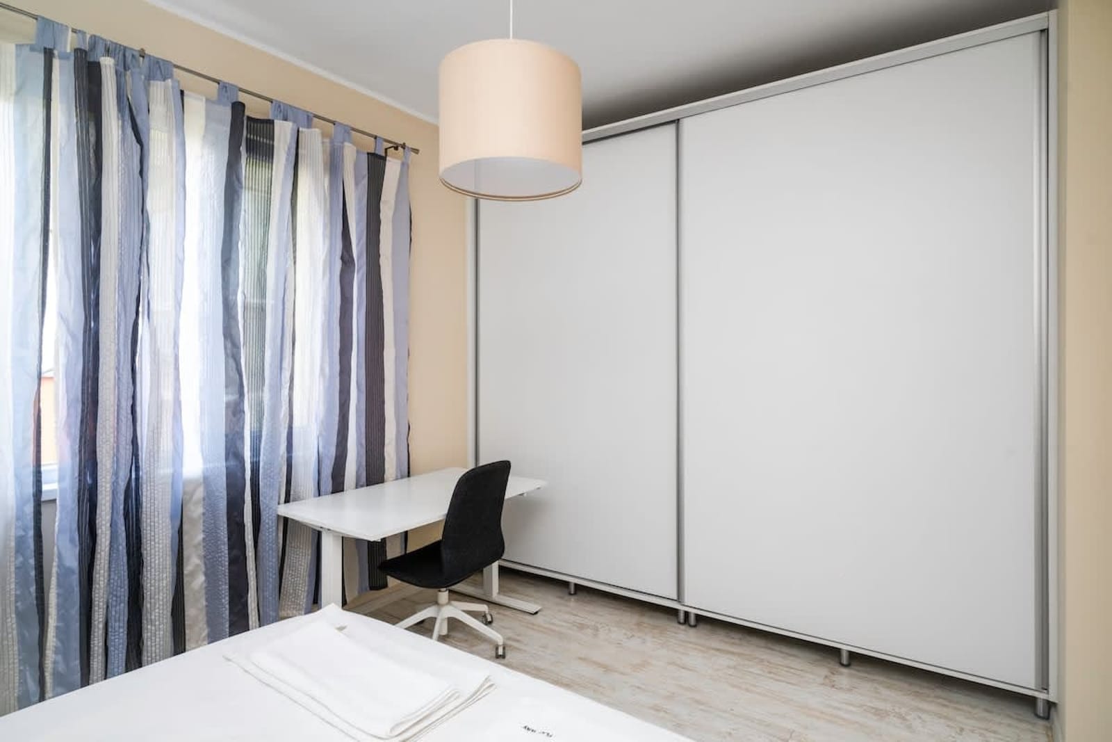 Cozy Nest near Eagle's Bridge with Workspace - Photo 11