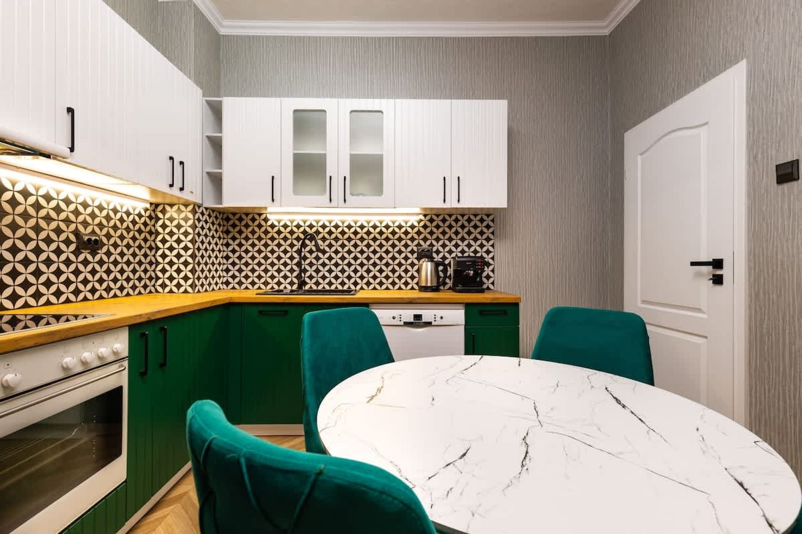 The Urban Nest-2BD Apartment with a Terrace - Photo 8