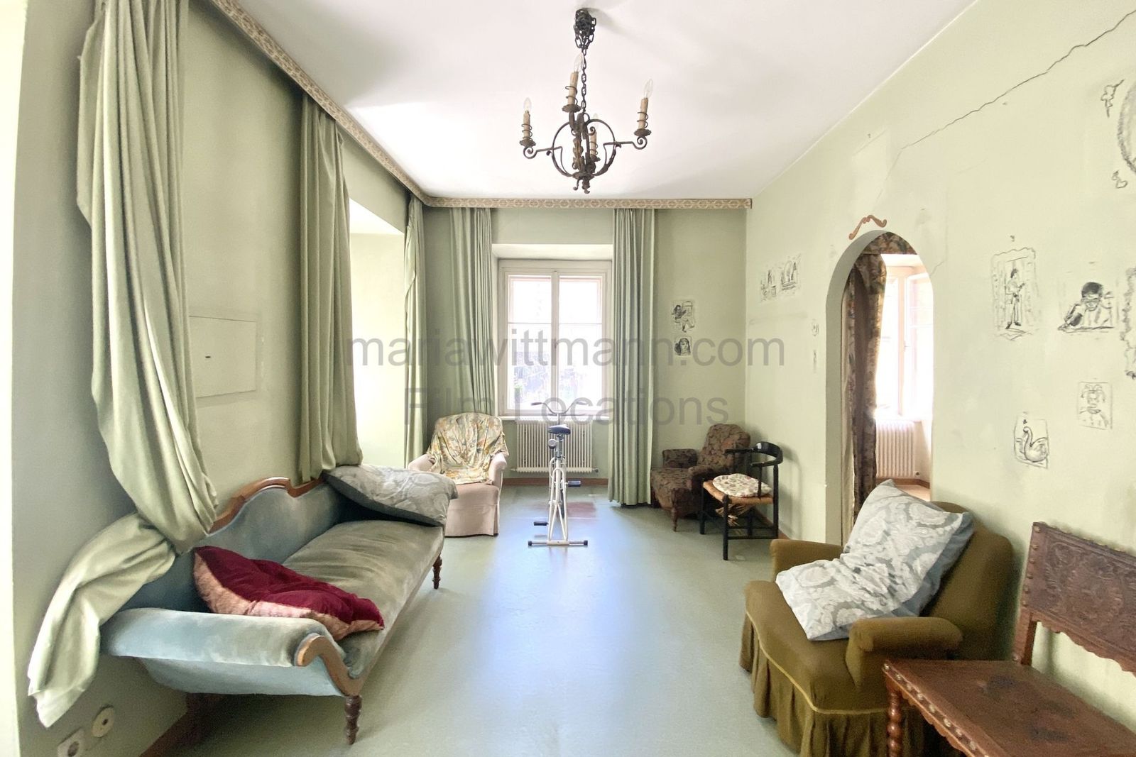 Period Apartment with Vintage Interior and Floral Motifs - Cover Photo