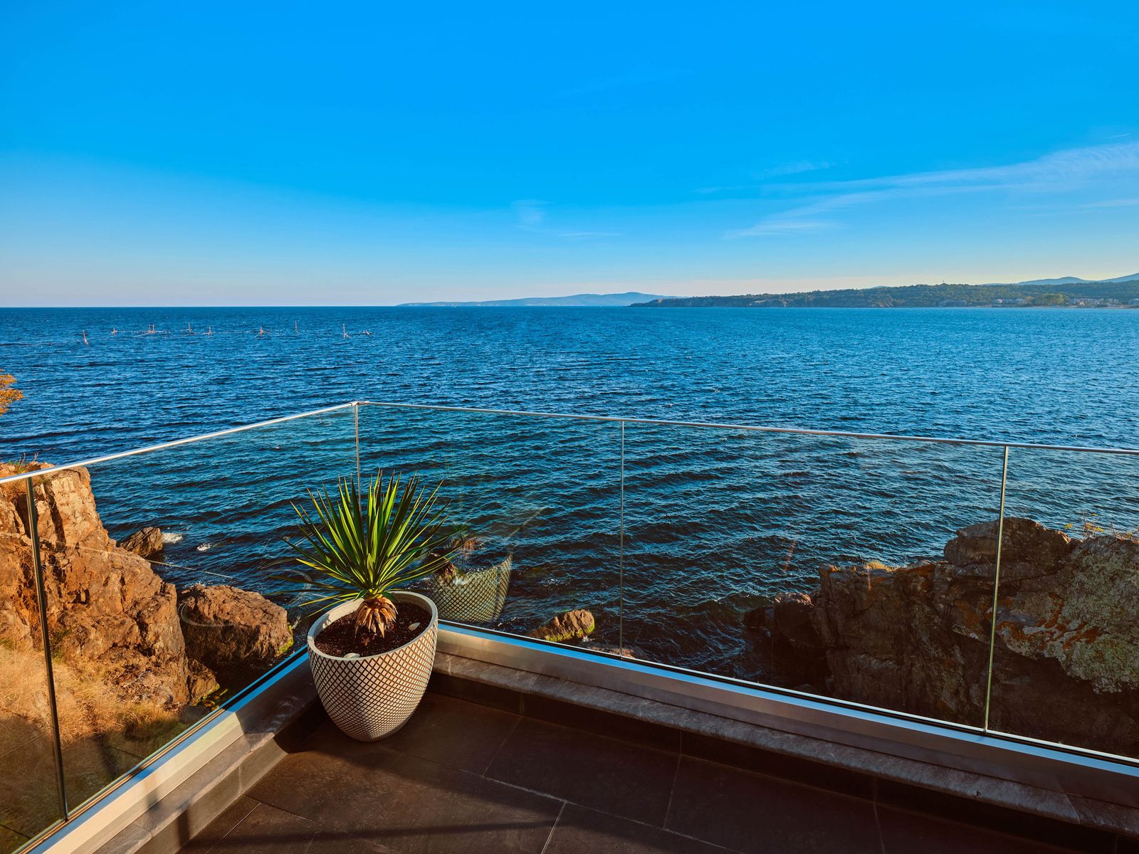 Loft-Style Studio Apartment on the Beach - Photo 19