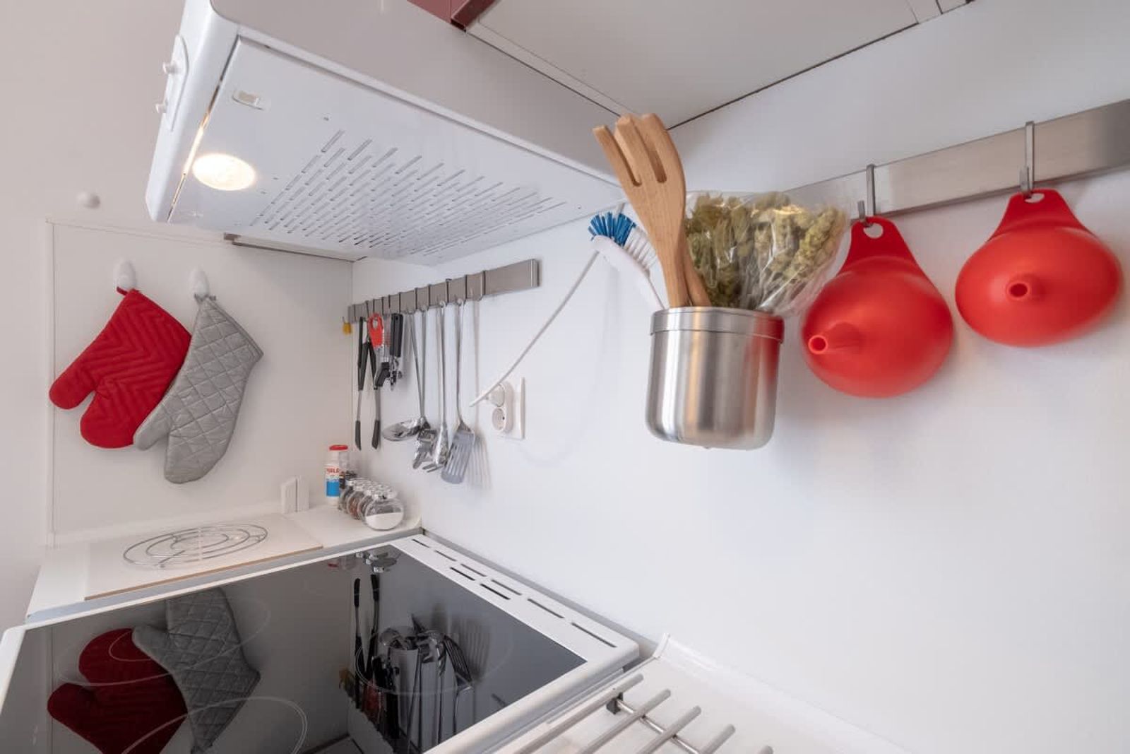 LZ Spacious One Bedroom Apartment in Top Centre - Photo 16