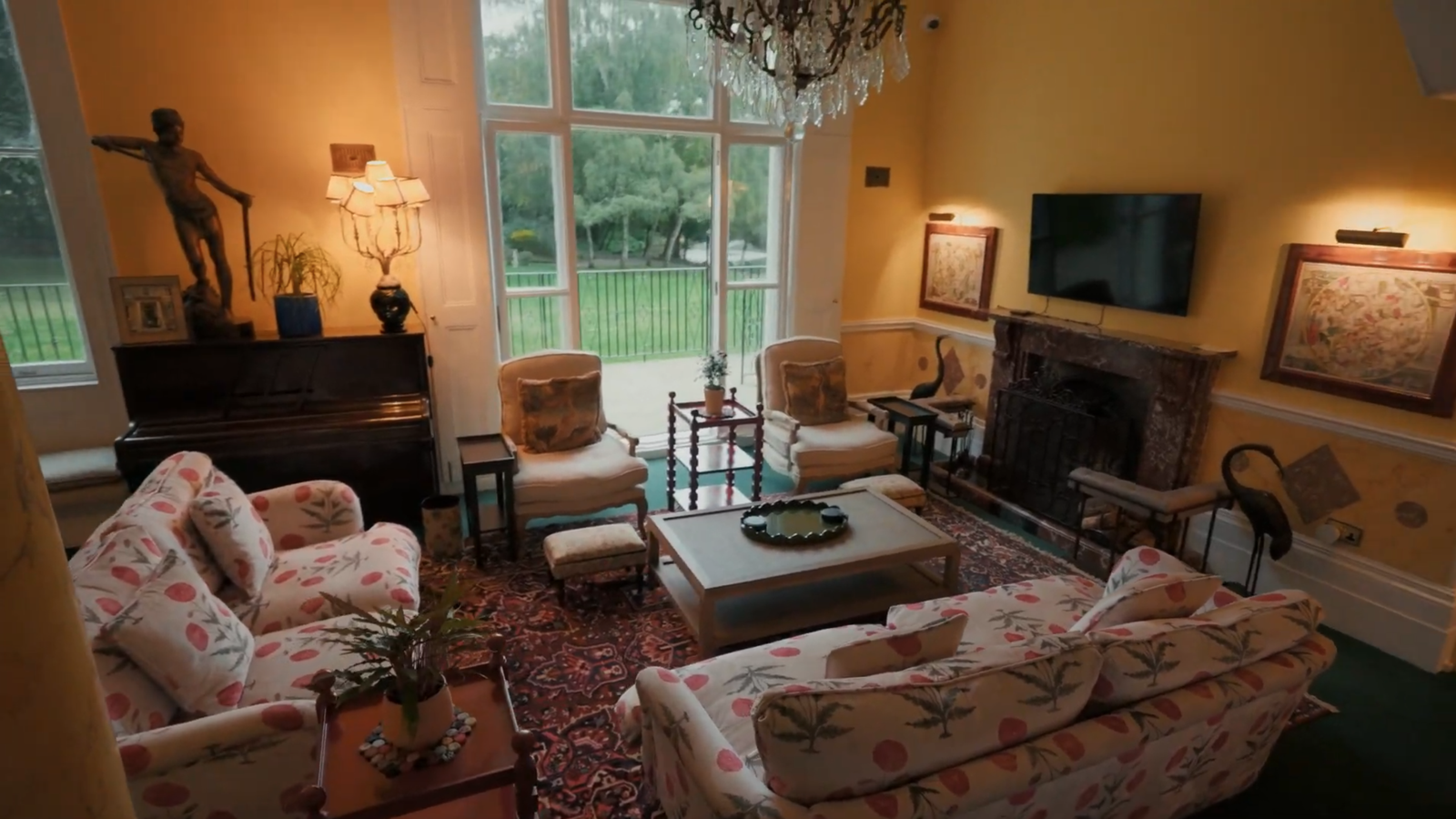 Elegant Regency estate with a private lake and indoor pool, quirky details - Photo 7