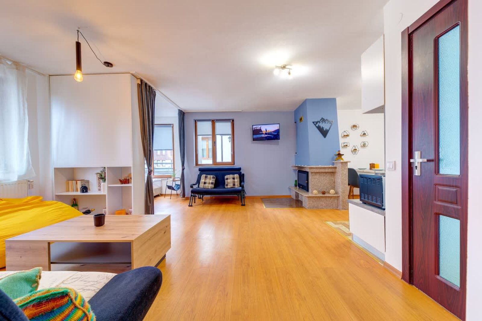 Colorful Retreat  1BD next to the slopes - Photo 18