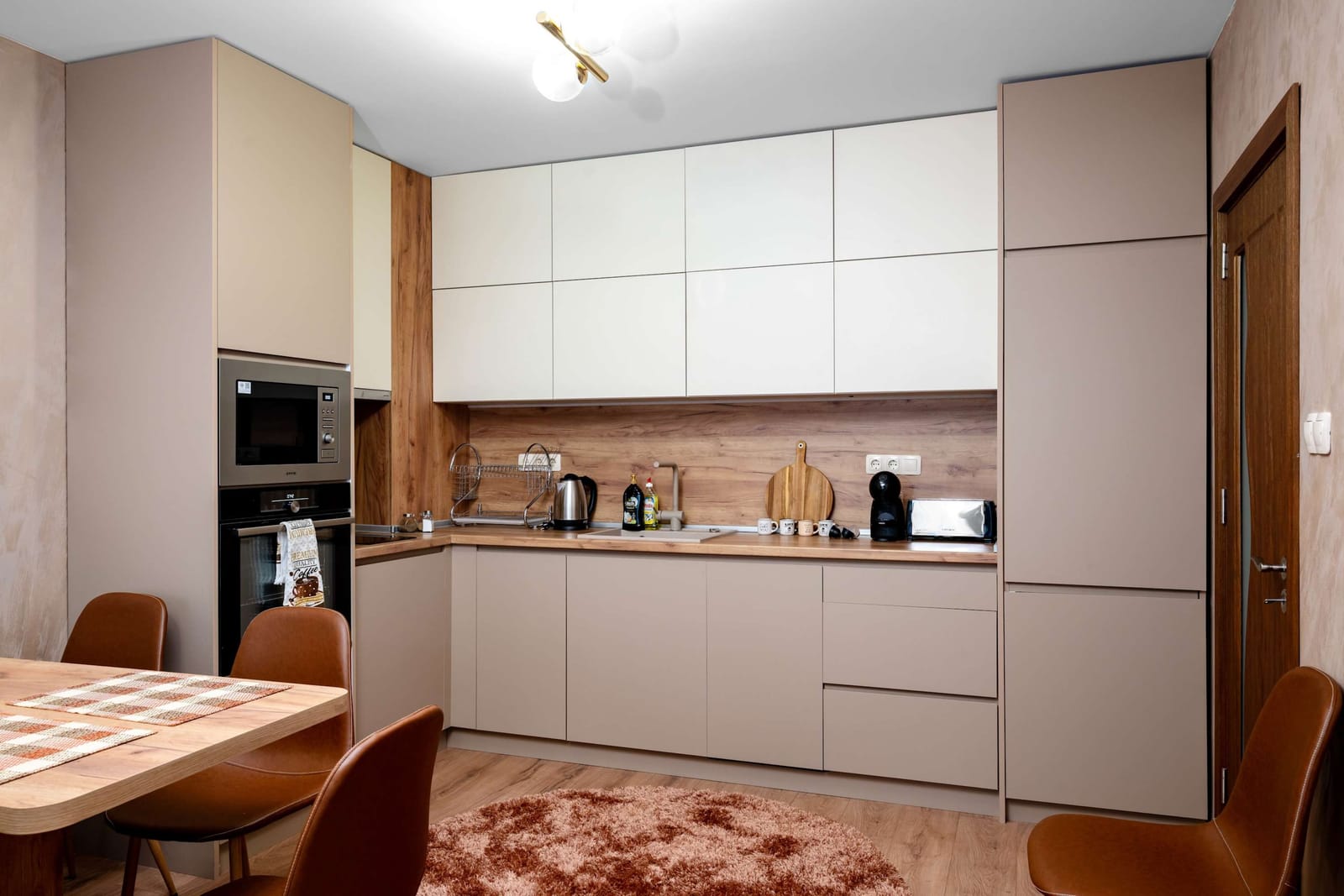 Warm &amp; Spacious Stay with Balcony - Photo 13