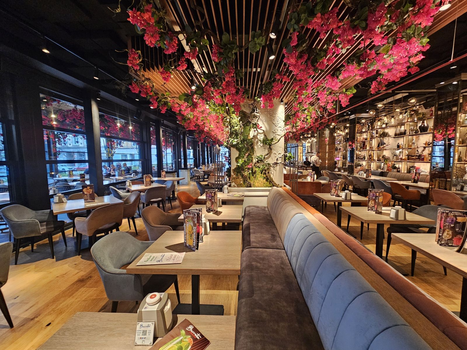 Luxuriously Romantic Restaurant in the Heart of Sofia - Photo 19