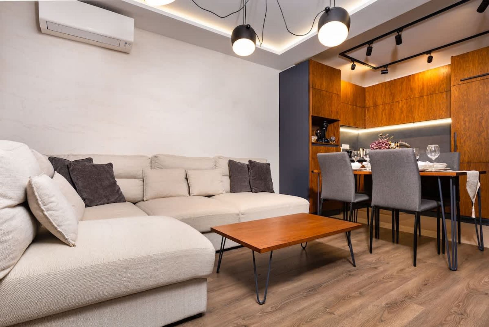 New Luxury &amp; Bright 2 Bedroom Apartment - Cover Photo