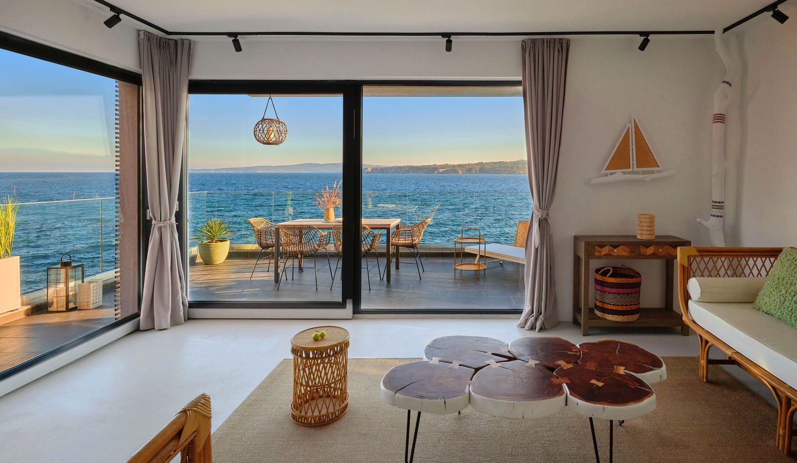 Loft-Style Studio Apartment on the Beach - Photo 14