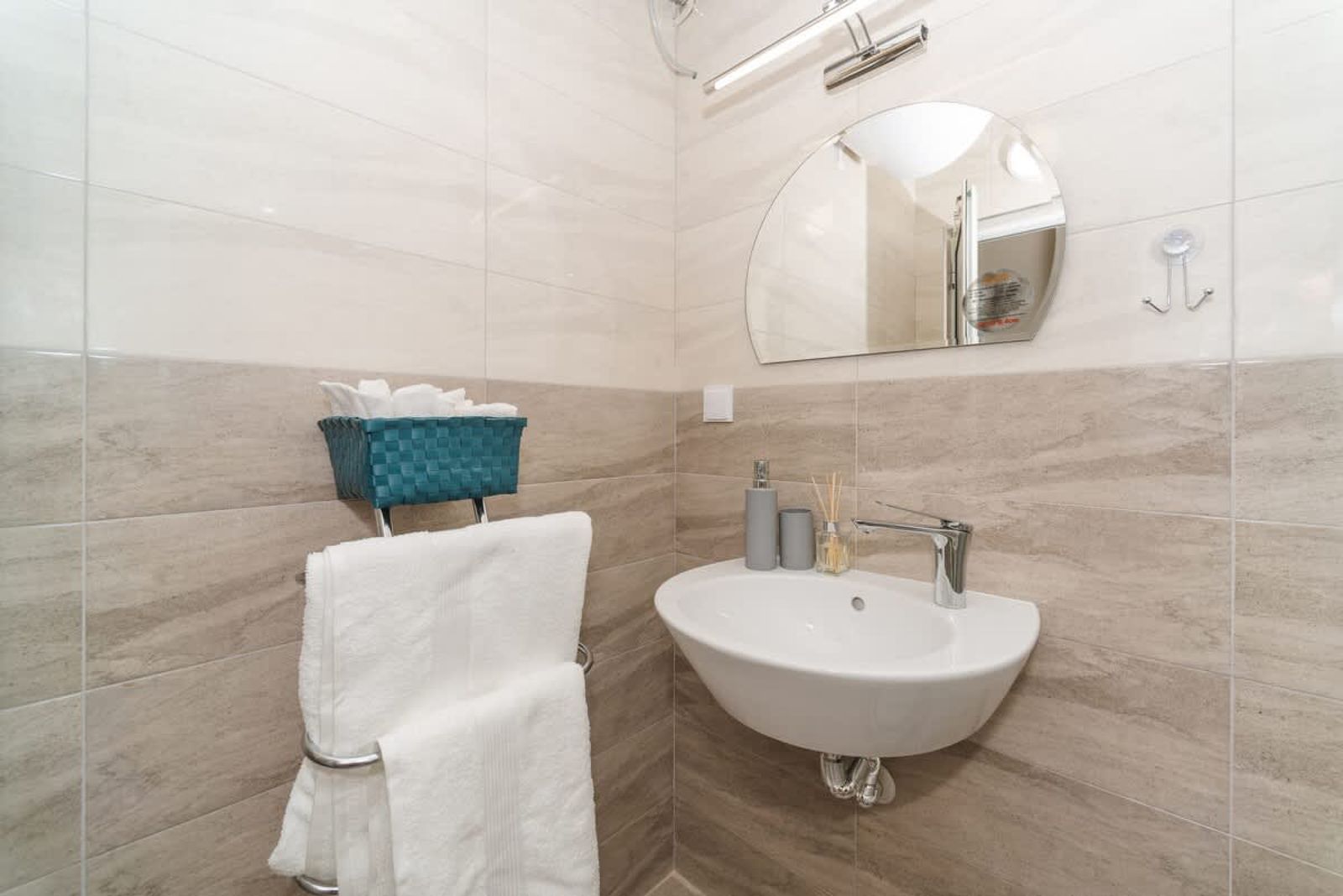 Alma Apartment - Stylish 1BD Flat with Balcony - Photo 13