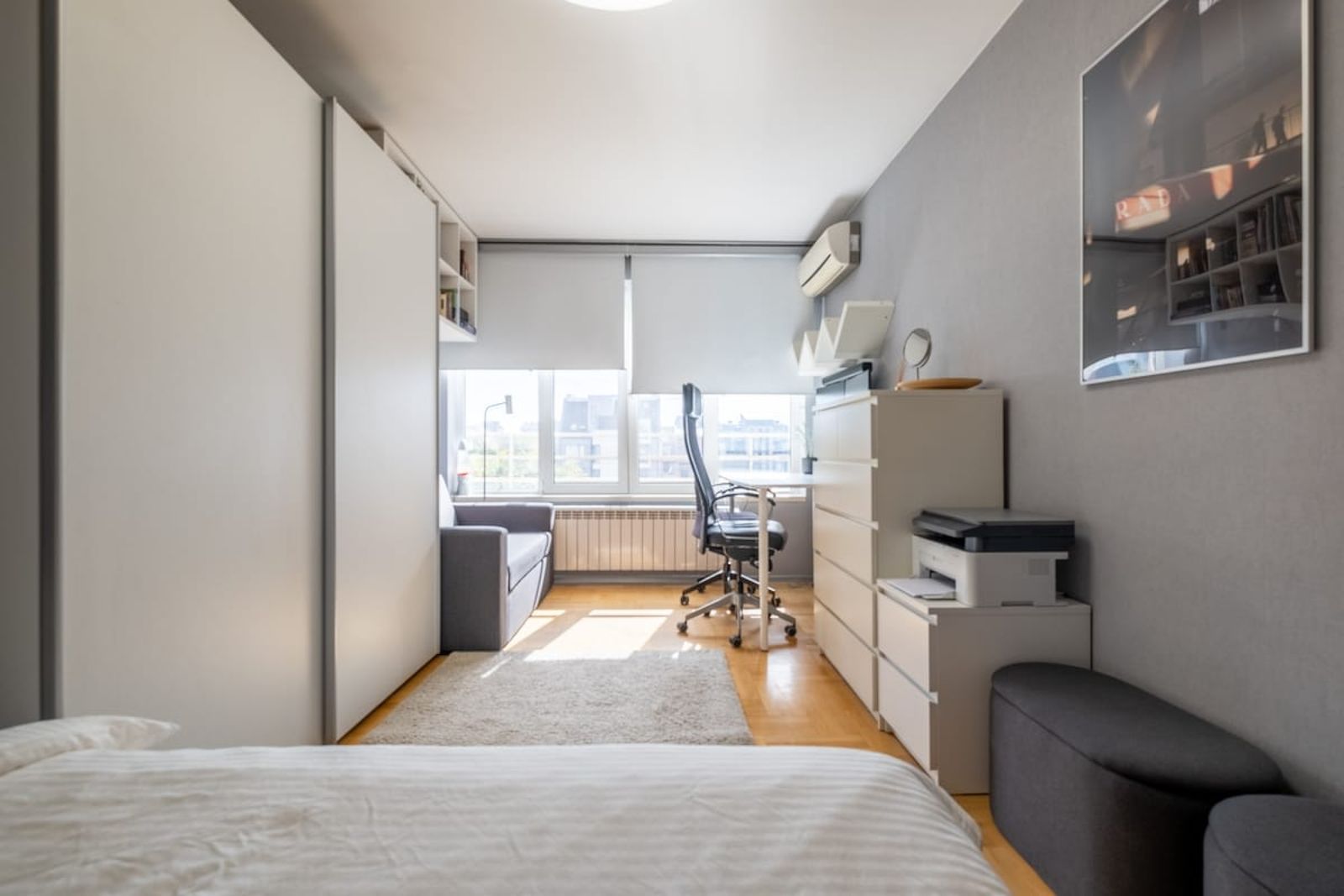 Chic 1BD Flat near Metro | Workspace &amp; Terrace - Photo 5