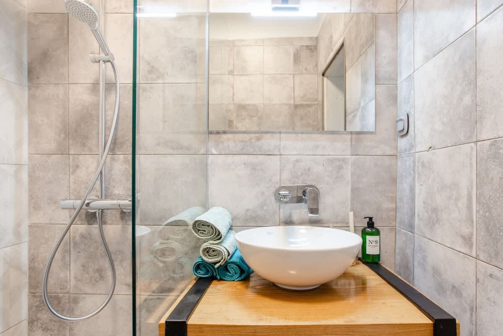 Eclectic and boutique designers apartment/ parking - Photo 11